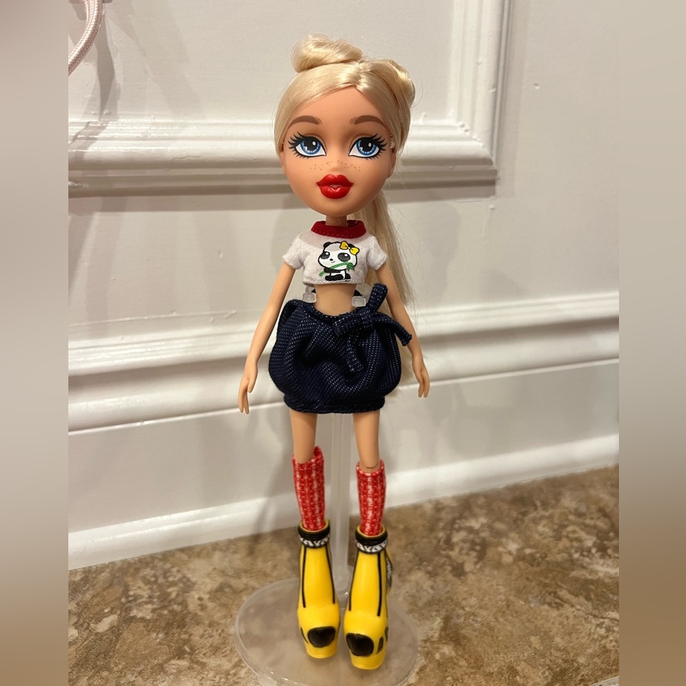 Bratz Study Abroad Cloe 2015 MGA Entertainment W/ extra shirt